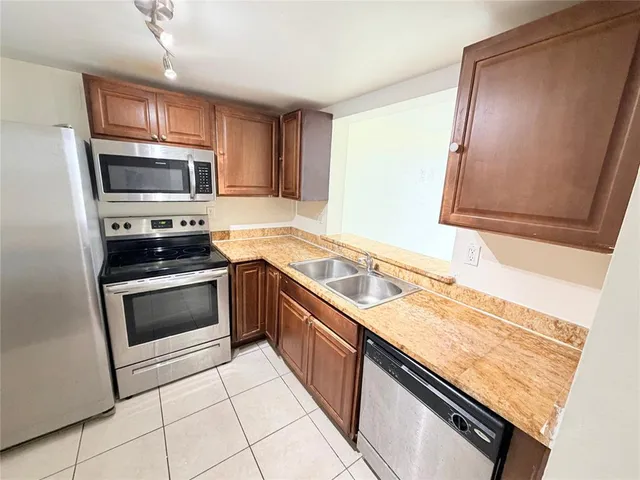 $1,900 | 496 Northwest 165th Street, Unit D409, Miami, FL 33169