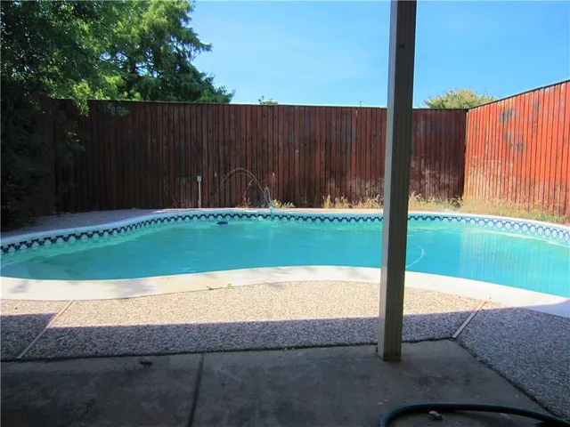 a view of a back yard