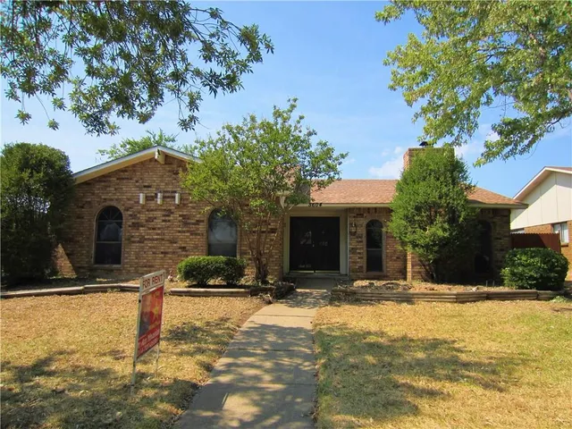 a house view with a outdoor space