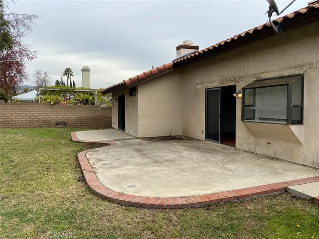 a view of a house with a backyard