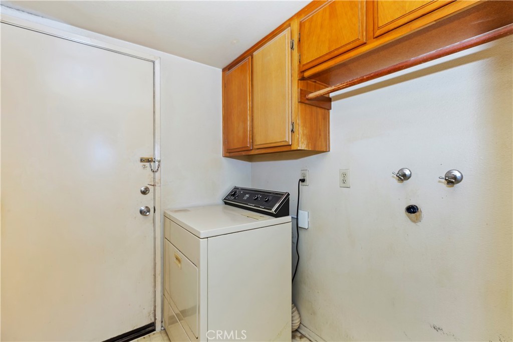 15620 Smoke Tree Street Hesperia, CA 92345 - Photo 15 of 34 a utility room with dryer and washer