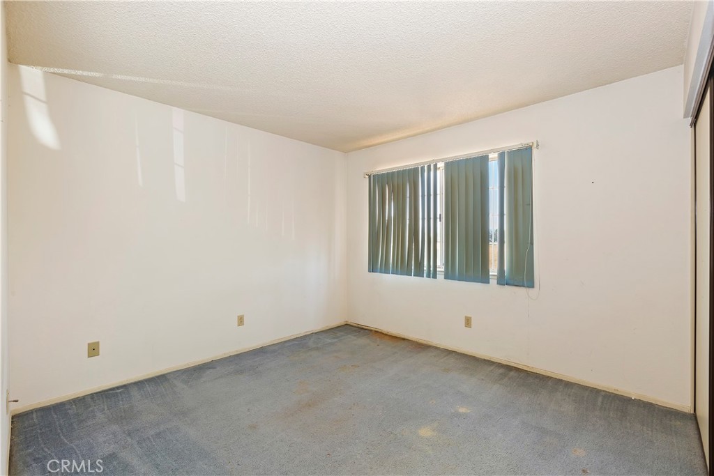 15620 Smoke Tree Street Hesperia, CA 92345 - Photo 20 of 34 an empty room with windows