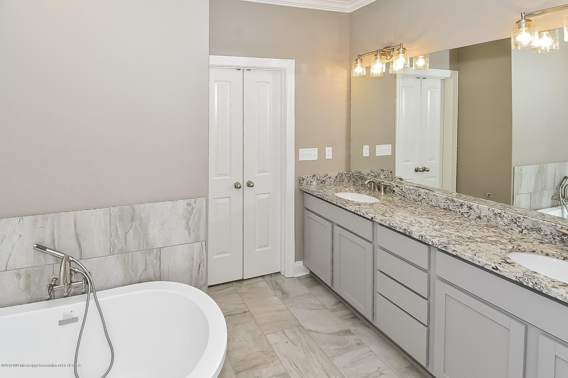 9113 Rue Orleans Lane Olive Branch, MS 38654 - Photo 15 of 24 015-photo-master-bathroom-7631678