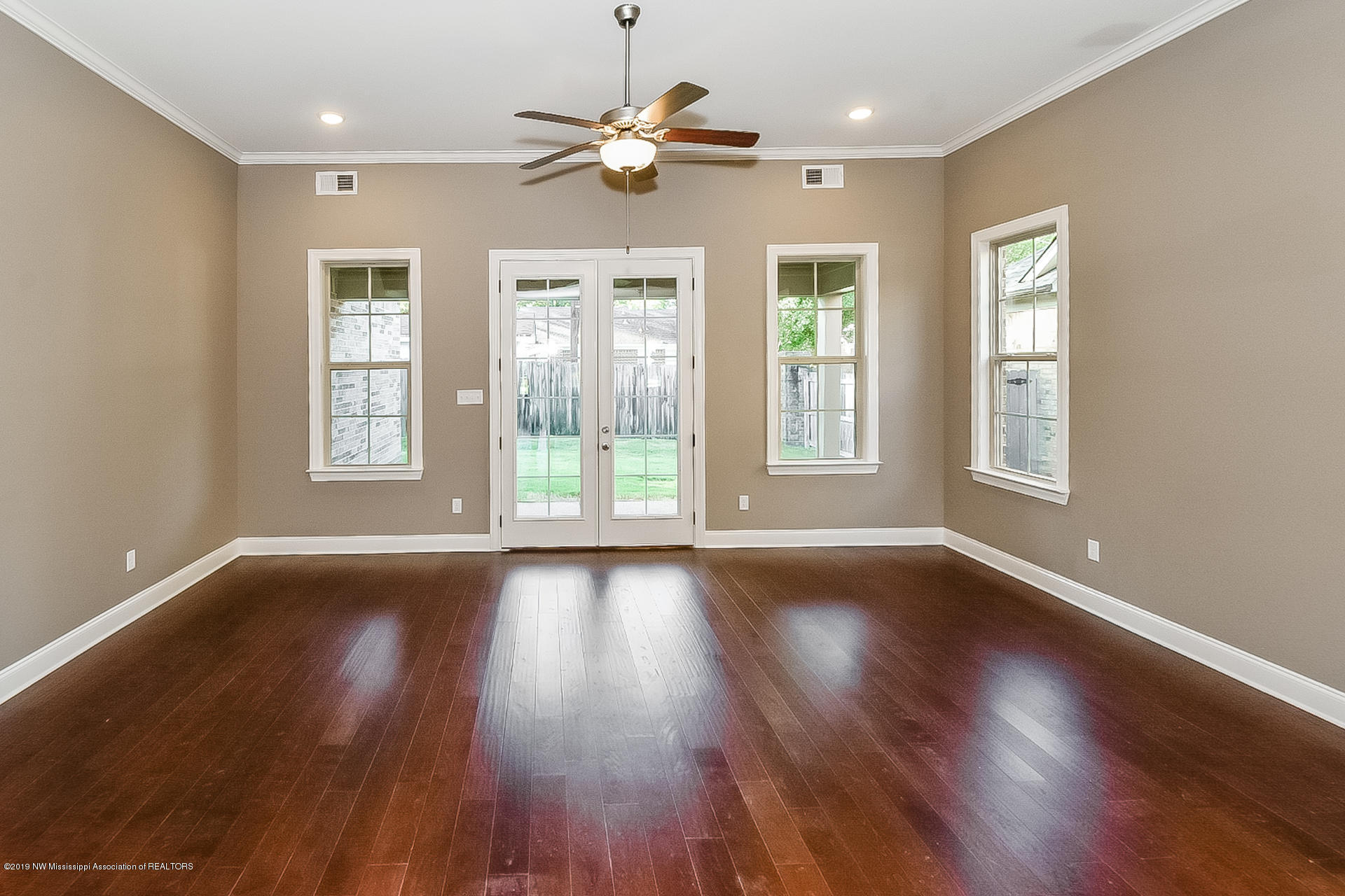 9113 Rue Orleans Lane Olive Branch, MS 38654 - Photo 3 of 24 003-photo-living-room-7631676