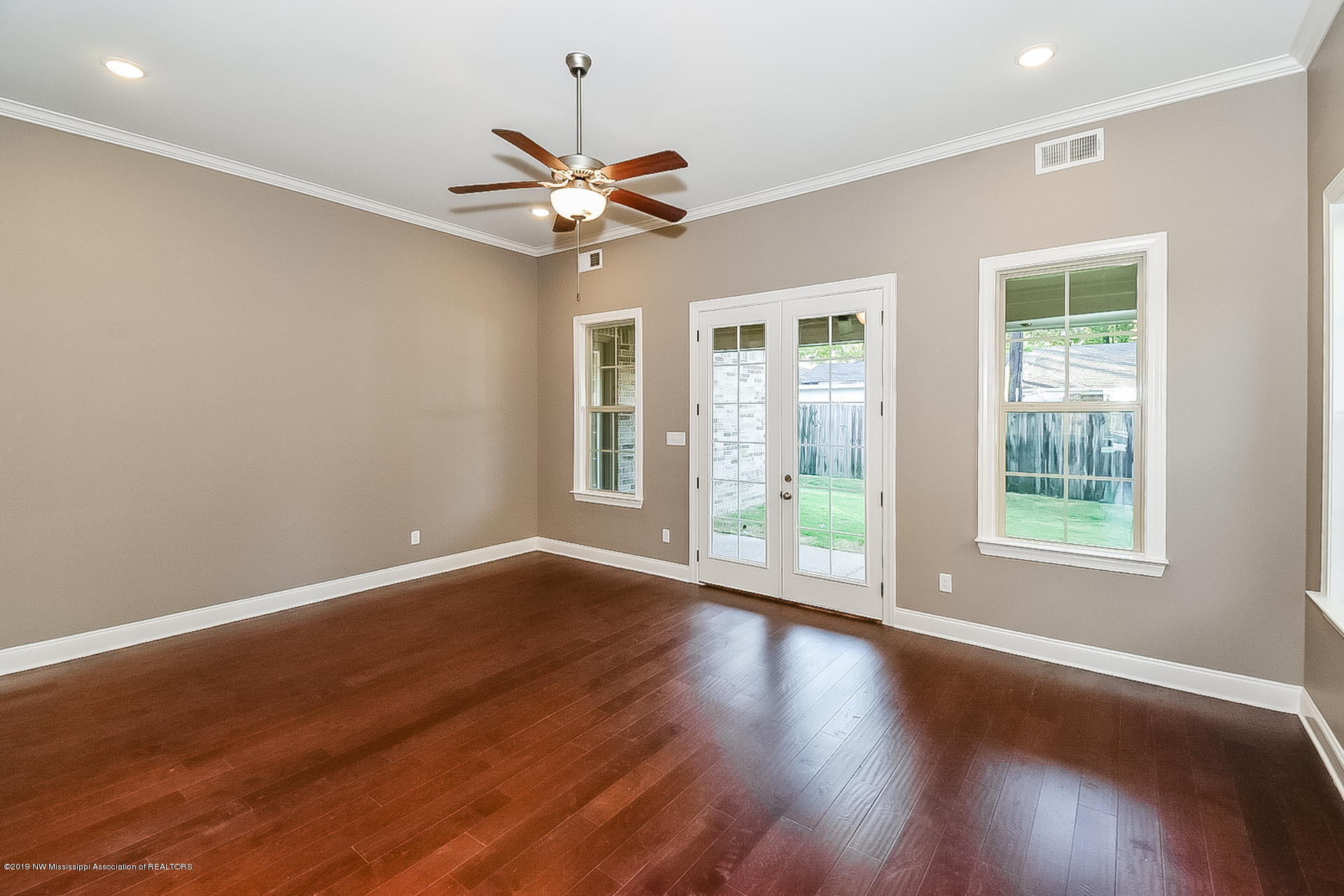 9113 Rue Orleans Lane Olive Branch, MS 38654 - Photo 4 of 24 004-photo-living-room-7631664