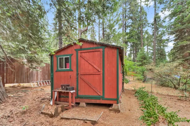 a view of an outdoor space