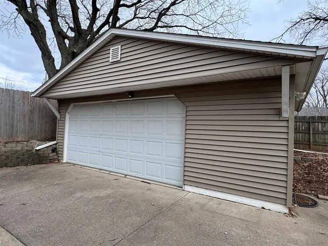 $1,950 | 4611 Scott Street, Davenport, IA 52806