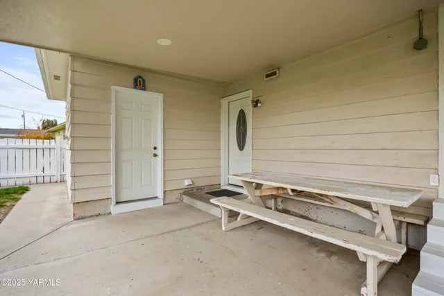 a front view of house with yard