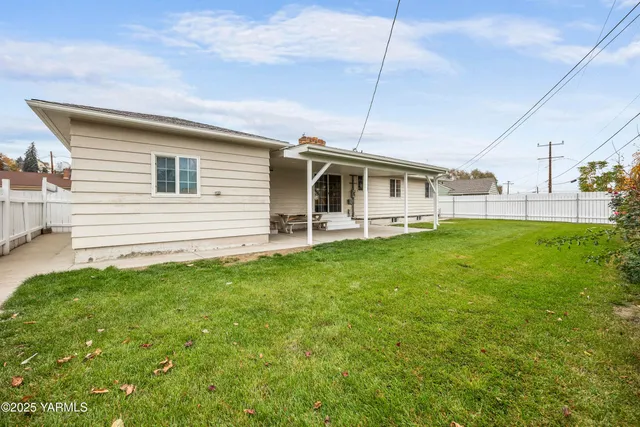 a view of a house with a backyard