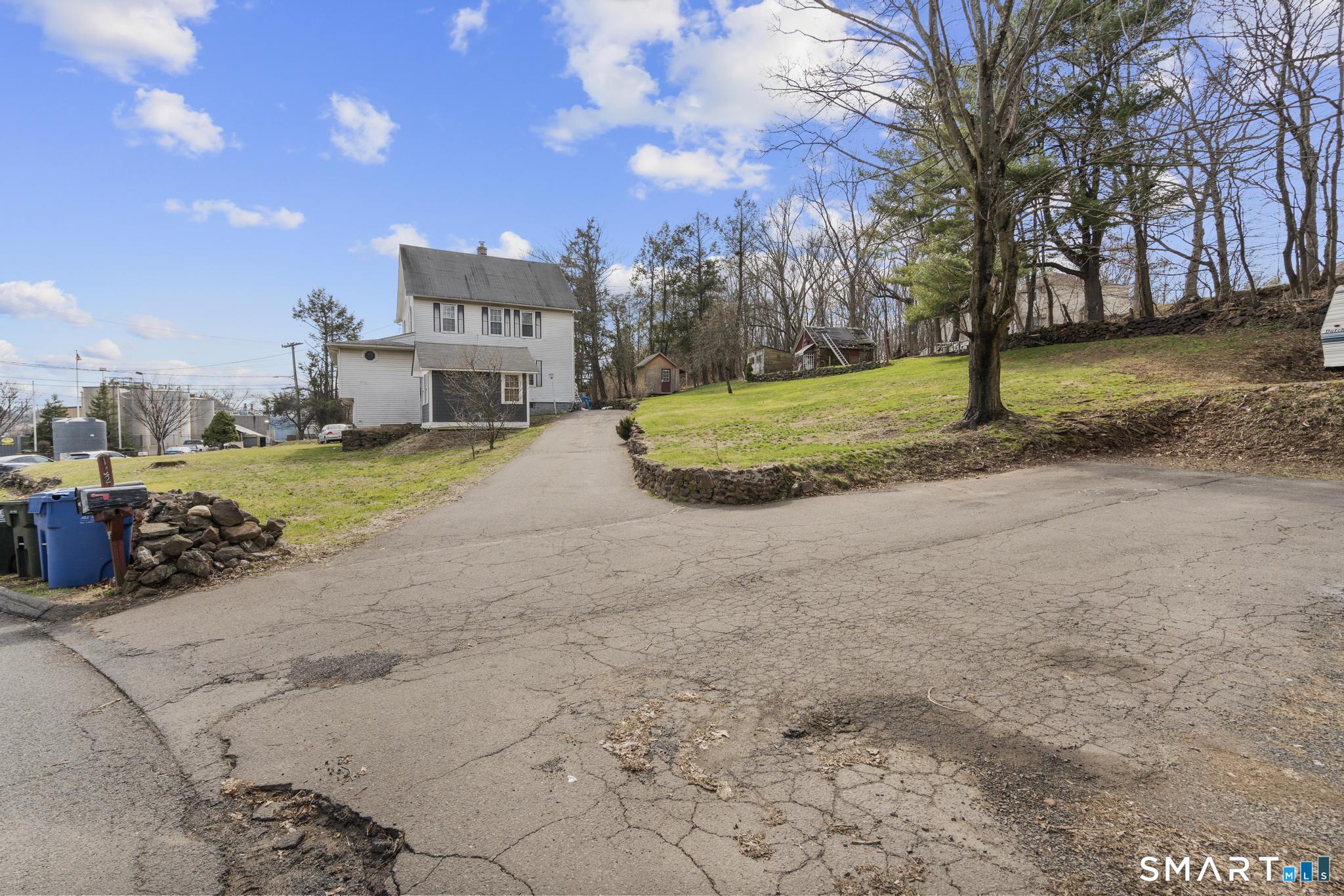 142 Gracey Avenue Meriden, CT 06451 - Photo 3 of 40