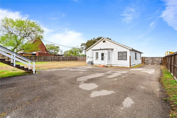 $169,900 | 720 McIntyre Avenue, Taft, TX 78390