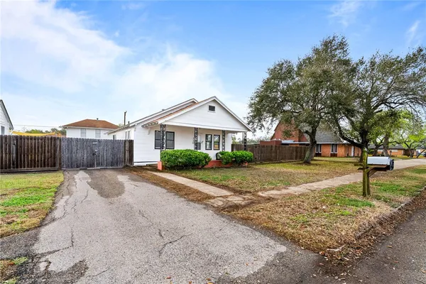 $169,900 | 720 McIntyre Avenue, Taft, TX 78390