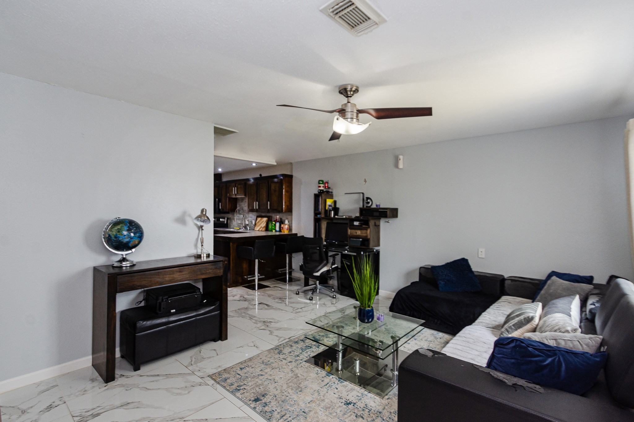 2715 Vienna Place Pasadena, TX 77502 - Photo 15 of 19 Living area