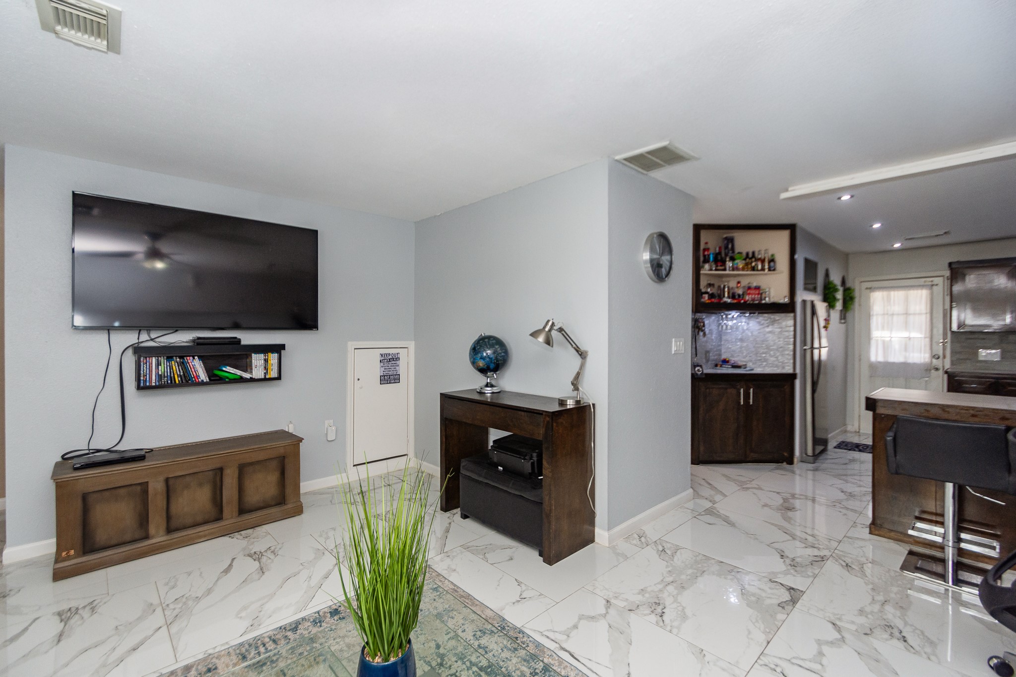 2715 Vienna Place Pasadena, TX 77502 - Photo 4 of 19 Living area