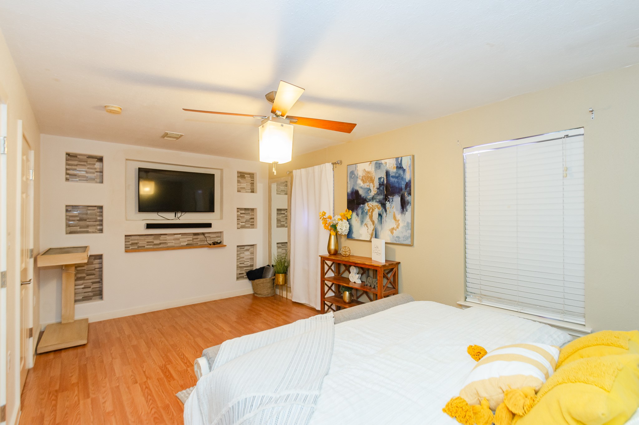 2715 Vienna Place Pasadena, TX 77502 - Photo 6 of 19 Bedroom 2 with built in work