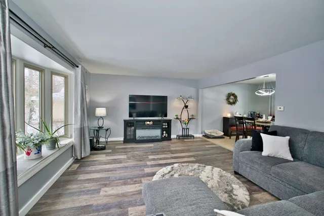 $499,900 | 28W587 Leverenz Road, Naperville, IL 60564