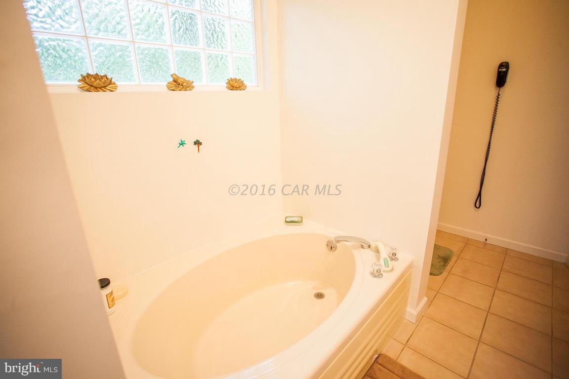 133 Pinehurst Road Berlin, MD 21811 - Photo 60 of 112 a bathroom with a bathtub