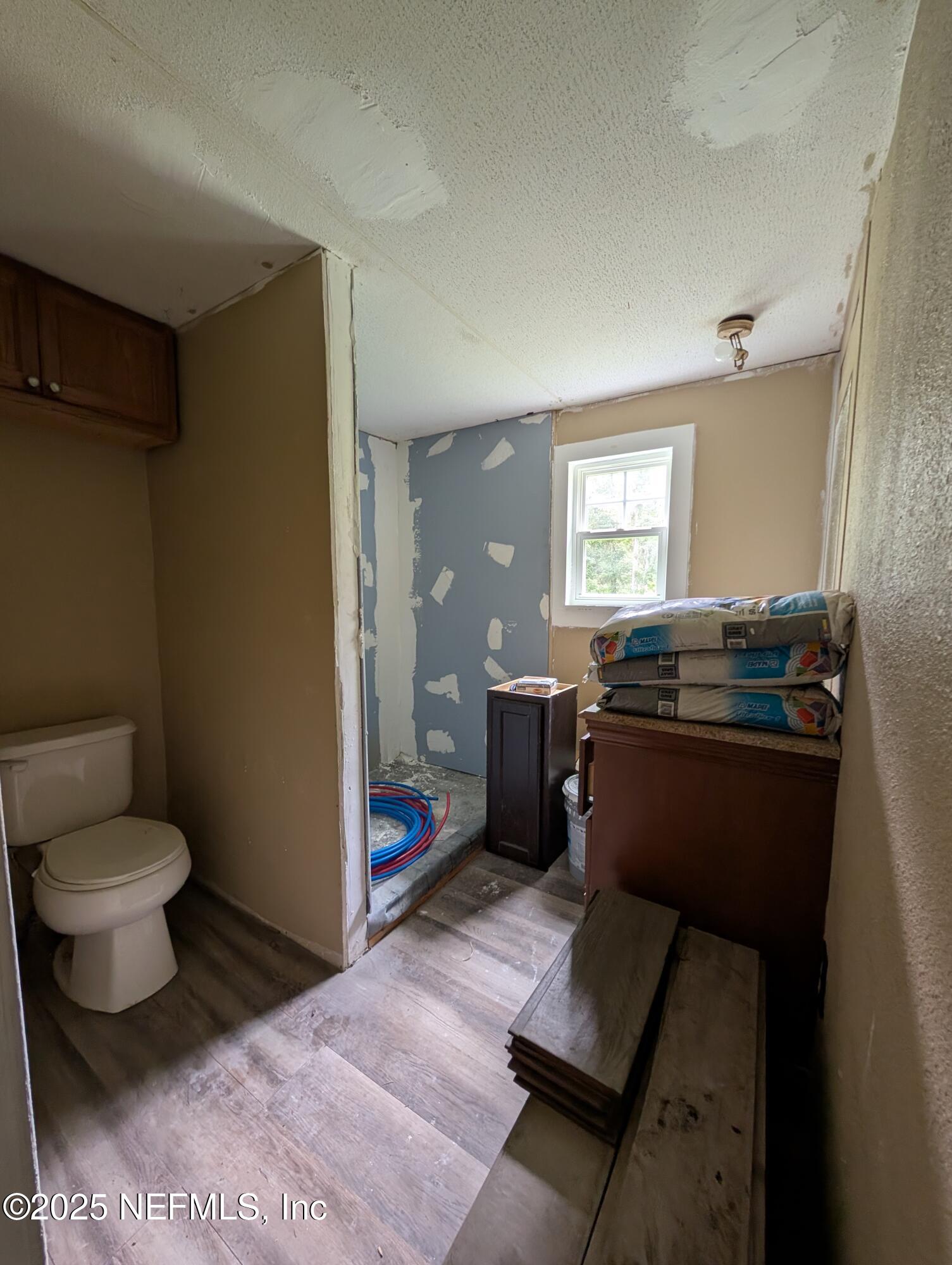 147 Pinetree Road Palatka, FL 32177 - Photo 7 of 17 a bathroom with a toilet a sink and a mirror