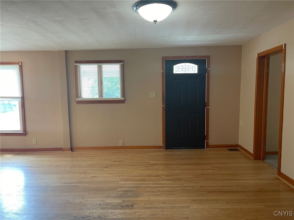 228 Williams Street Oneida, NY 13421 - Photo 8 of 31 Lower apartment living room