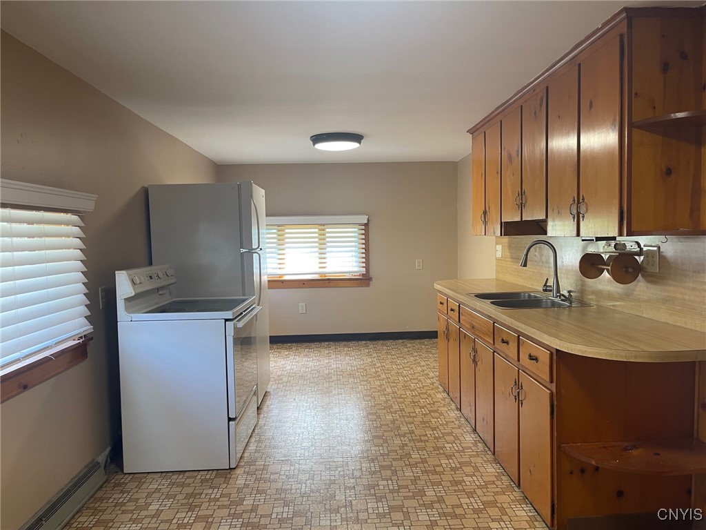228 Williams Street Oneida, NY 13421 - Photo 10 of 31 Lower apartment kitchen