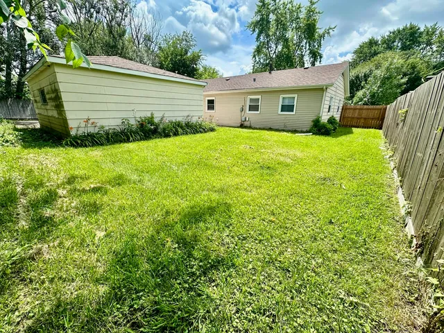 a view of a house with yard