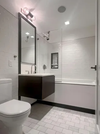 $3,650,000 | 1212 5th Avenue, Unit 8B | Upper Carnegie Hill