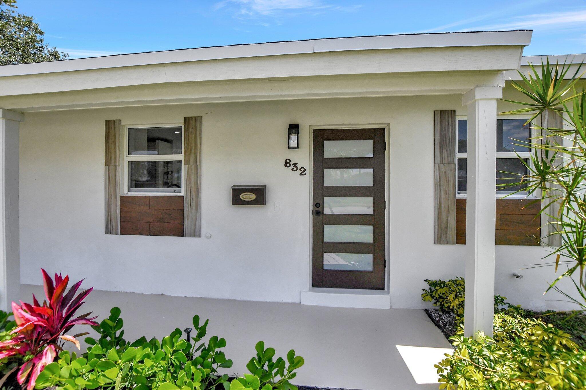 832 Southwest 10th Avenue Boca Raton, FL 33486 - Photo 4 of 57 front view of a house