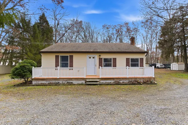a view of a house with a backyard