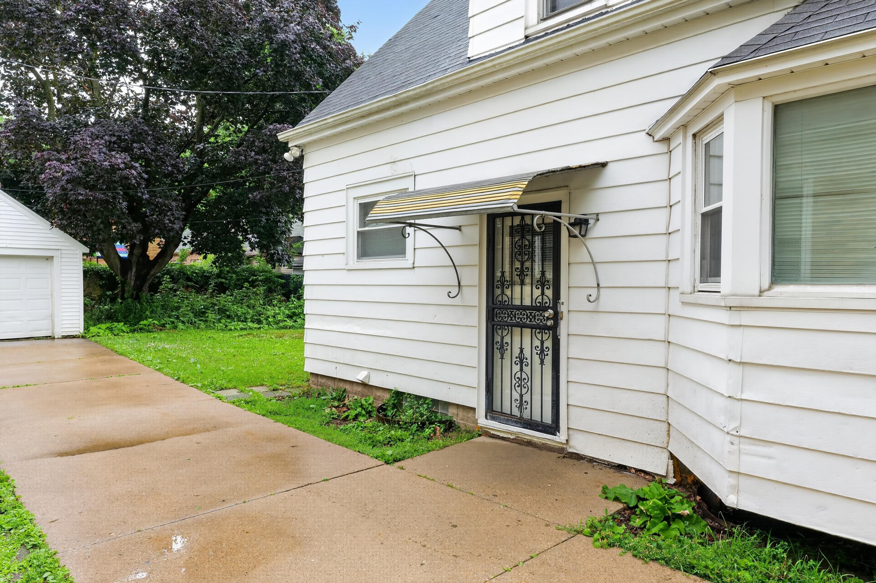 4109 North 39th Street Milwaukee, WI 53216 - Photo 35 of 37 06_4109_N_39th_St-Exterior-8822