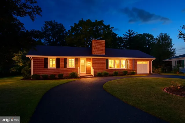a view of a house with entertaining space
