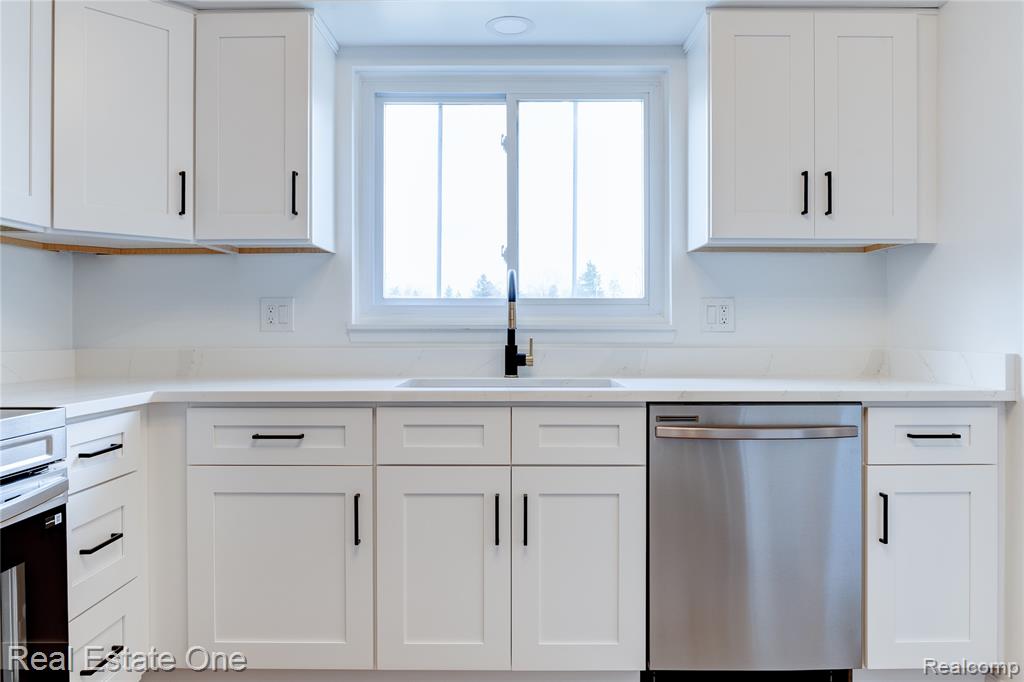 801 West Long Lake Road, Unit 4 Bloomfield Hills, MI 48302 - Photo 4 of 22