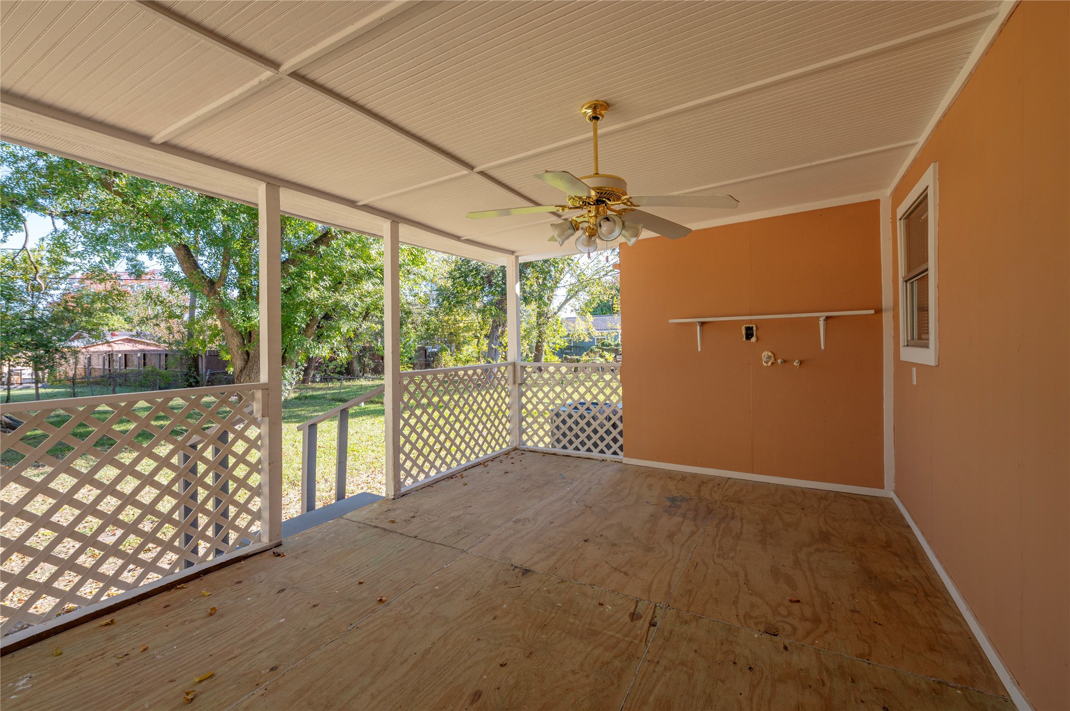 715 Center Street Pasadena, TX 77506 - Photo 25 of 33 an empty room with windows and city view
