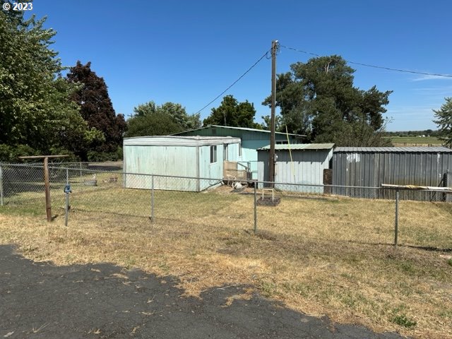 80632 North Ott Road Hermiston, OR 97838 - Photo 3 of 14 a backyard of a house