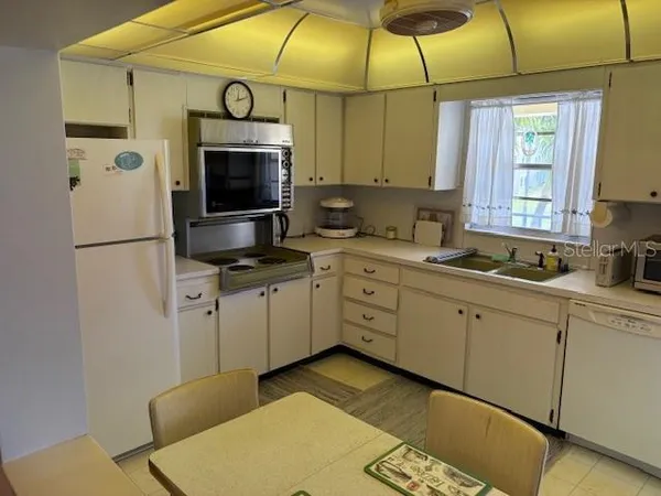 $179,900 | 4700 Cove Circle, Unit 203, St. Petersburg, FL 33708