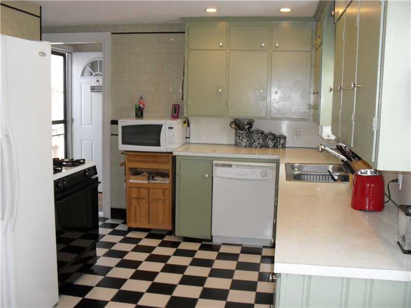 44 Delwood Road Warwick, RI 02889 - Photo 5 of 18 Kitchen.