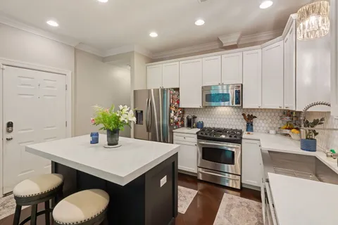 $735,000 | 3238 North Kenmore Avenue, Unit 2, Chicago, IL 60657