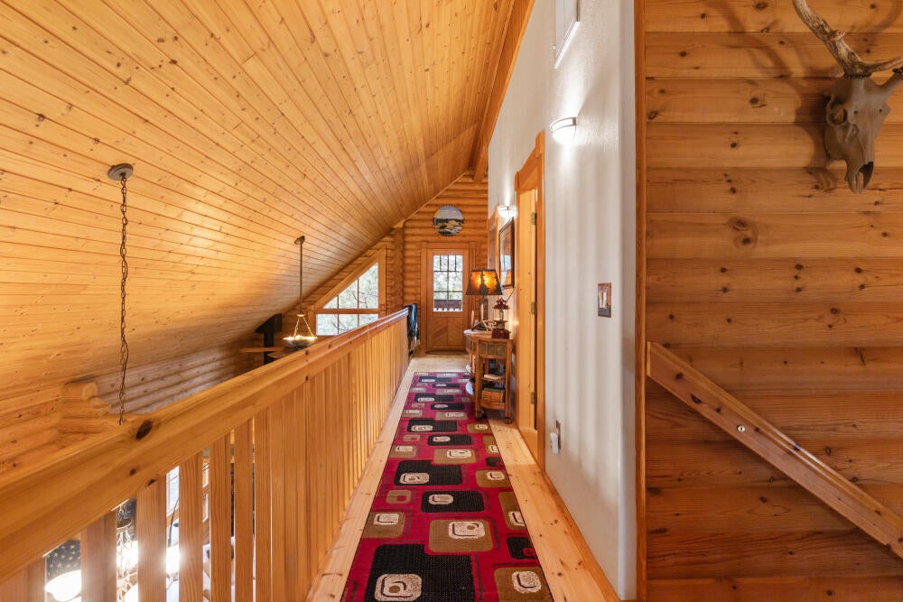 11020 Kestrel Road Klamath Falls, OR 97601 - Photo 29 of 47 Upper Level Hallway