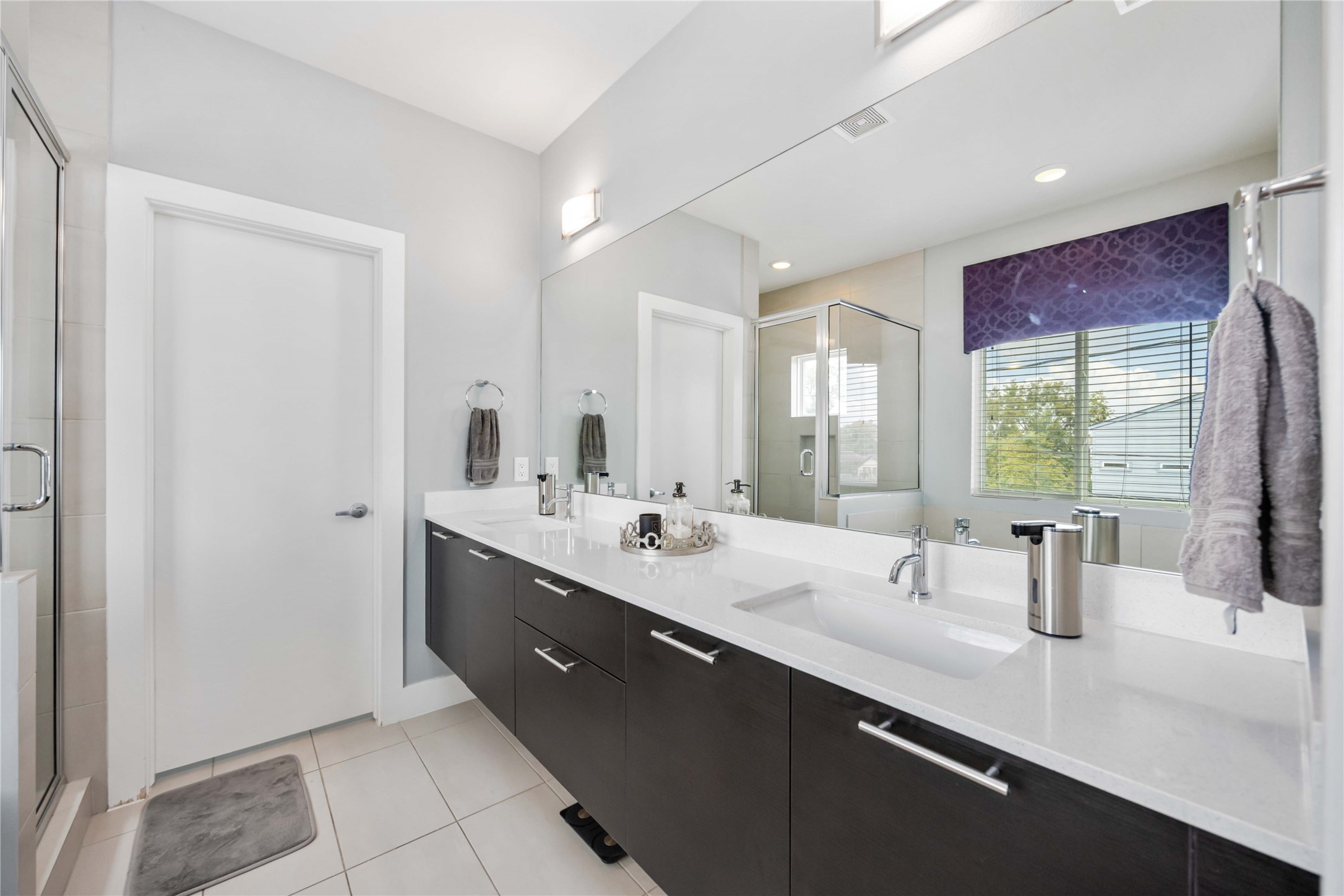 1854 Dan Street Houston, TX 77020 - Photo 11 of 20 Double sinks and spacious vanity in the primary bath