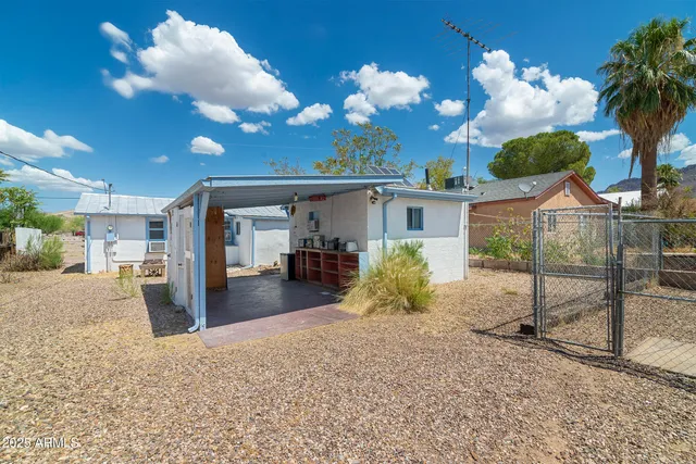 a view of a house with backyard