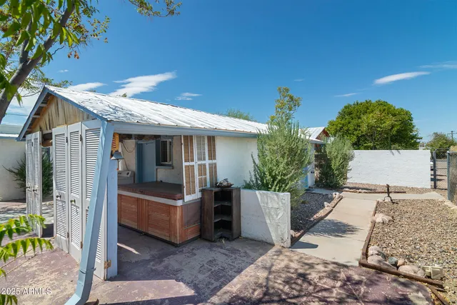 a view of a house with backyard and sitting area