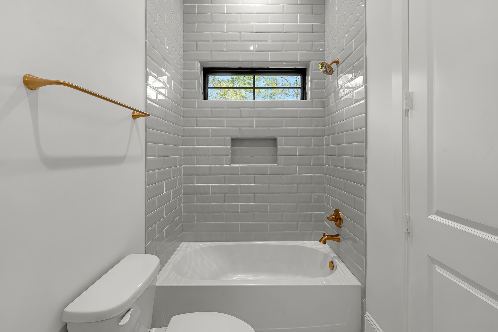 26041 Crown Ranch Boulevard Montgomery, TX 77316 - Photo 33 of 48 a bathroom with a toilet and bathtub