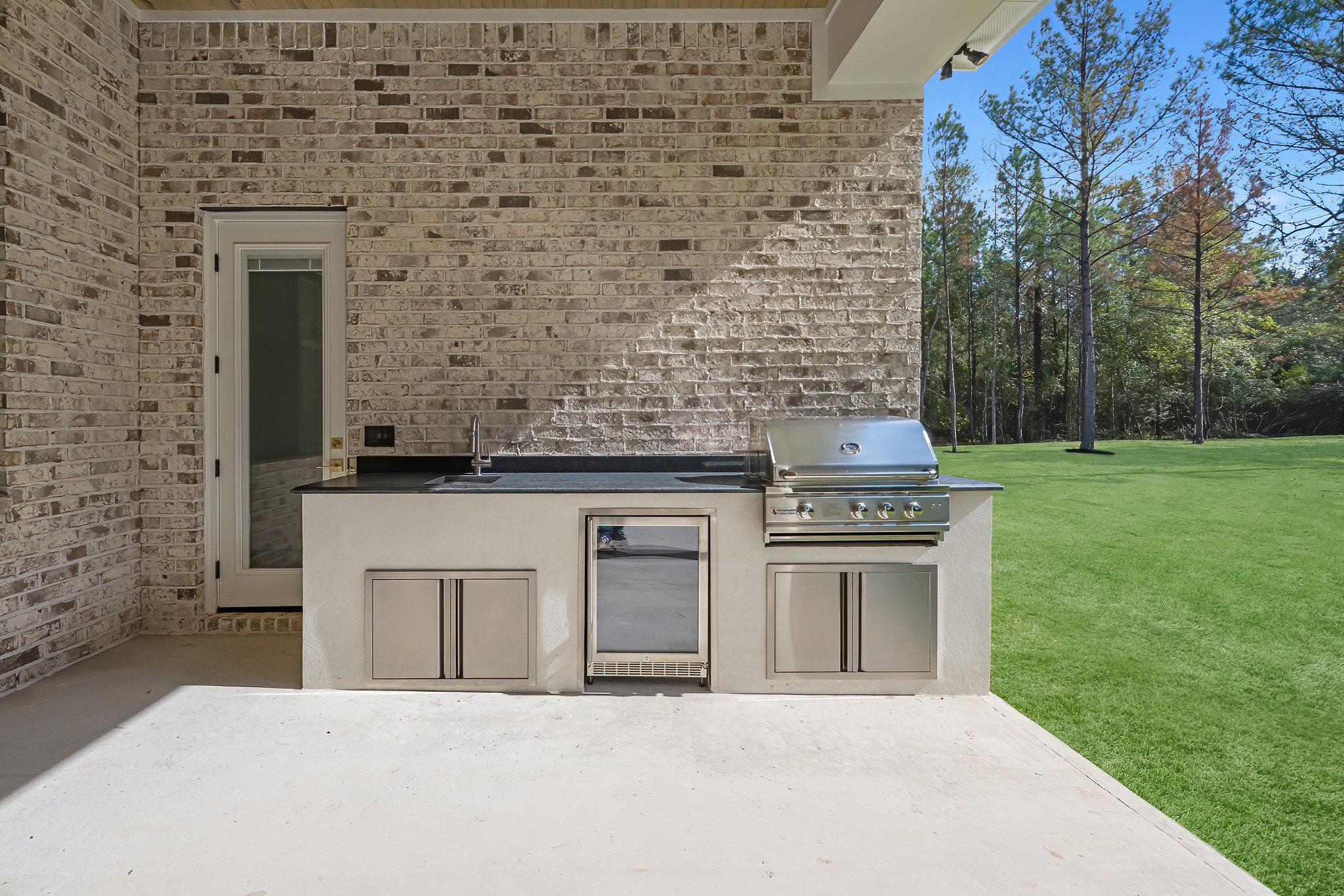 26041 Crown Ranch Boulevard Montgomery, TX 77316 - Photo 45 of 48 a kitchen with a stove and a oven