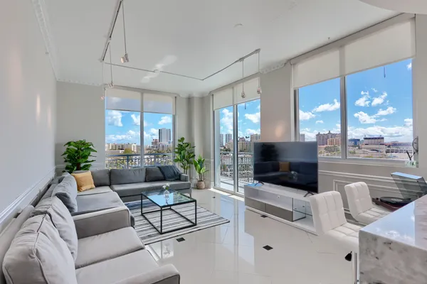 $3,995 | 300 South Australian Avenue, Unit 818, West Palm Beach, FL 33401