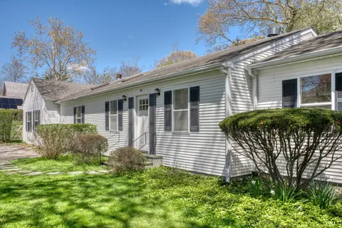 a view of a house with backyard and garden