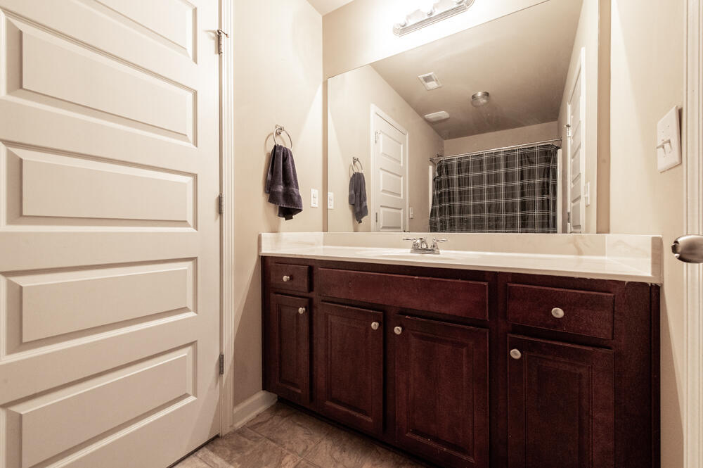 2771 Huntcliffe Drive Augusta, GA 30909 - Photo 19 of 32 Jack-and-Jill Full Bathroom!