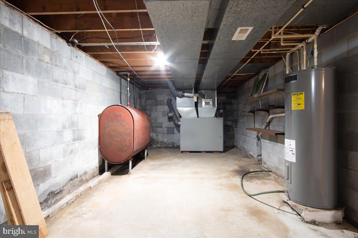 13806 Wolfsville Road Smithsburg, MD 21783 - Photo 24 of 35 a view of a room with gym equipment