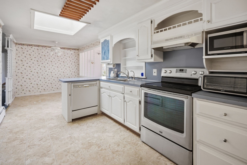 98 Greenpoint Circle Chicopee, MA 01020 - Photo 11 of 41
