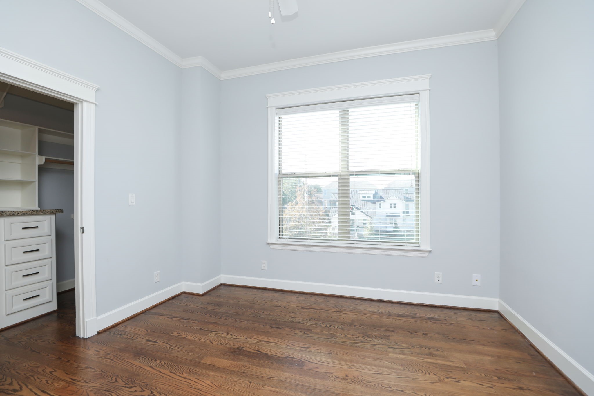 2802 Morrison Street, Unit 201 Houston, TX 77009 - Photo 27 of 50 an empty room with cabinet and windows