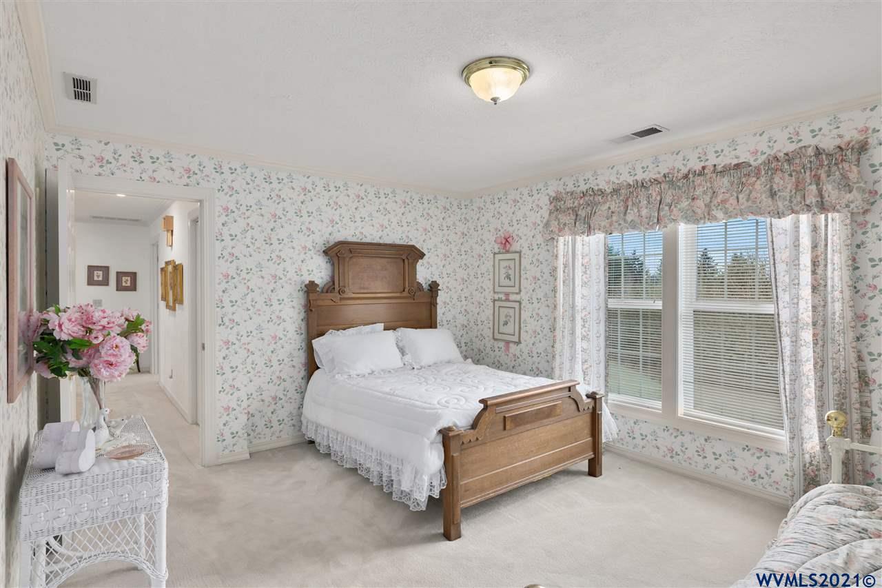 6922 Sunnyview Road Northeast Salem, OR 97317 - Photo 22 of 42 Gallery Image 22