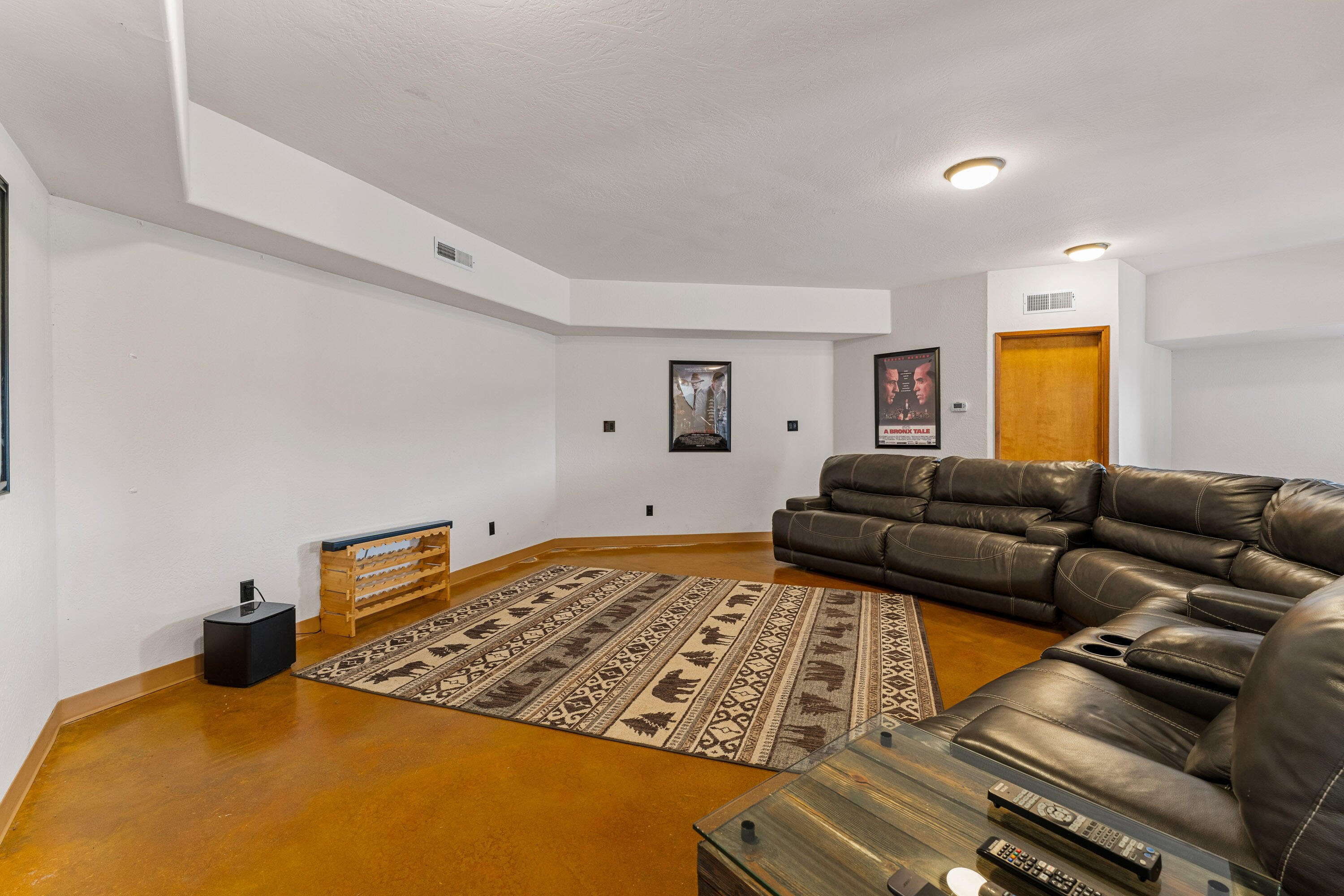 7201 Crowfoot Road Trail, OR 97541 - Photo 29 of 56 a living room with furniture
